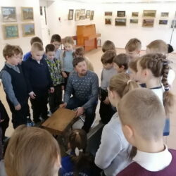 Учащиеся гимназии с изучением основ православной культуры посетили выставку картин «Выбуты»