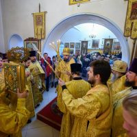 Митрополит Арсений совершил Божественную Литургию в Никольском соборе города Порхова