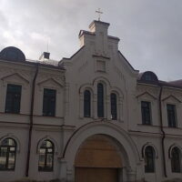 Завершается отделка фасадов надвратного корпуса на подворье Псково-Печерского монастыря в городе Пскове