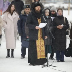 Заведующий канцелярией Псковского епархиального управления иерей Александр Короплясов принял участие в открытие мемориальной доски Герою России Денису Дементьеву