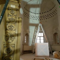 Специалисты АНО «Возрождение» сообщили, что в Свято-Успенском Святогорском монастыре открыты фрагменты фресковых орнаментов