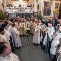 В Рождественский Сочельник митрополит Тихон совершил Литургию в Псково-Печерском монастыре