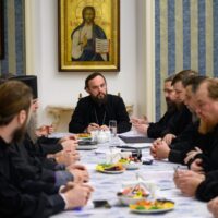 В Псковском епархиальном управлении под председательством митрополита Арсения состоялось заседание Епархиального совета