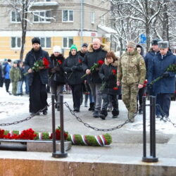 Заведующий канцелярией Псковского епархиального управления иерей Александр Короплясов принял участие в памятном мероприятии, посвященном Дню Героев Отечества