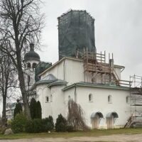 Реставраторы приступили к устройству медной кровли и покрытия куполов на храмах Иоанно-Богословского Крыпецкого монастыря монастыря