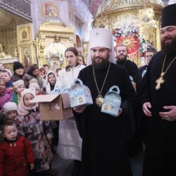 Митрополит Арсений поздравил печорских ребятишек с Рождеством Христовым