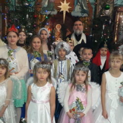 Воспитанники Воскресной школы храма Покрова Пресвятой Богородицы поселка Дедовичи поставили Рождественский спектакль «Чудесная Звезда»