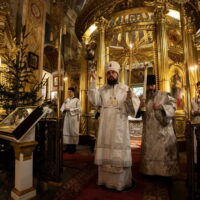 В день предпразднства Рождества Христова митрополит Арсений совершил чтение Царских часов в Свято-Успенском Псково-Печерском монастыре