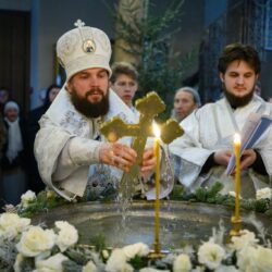В Крещенский сочельник митрополит Псковский и Порховский Арсений совершил Литургию и Великое освящение воды в Псково-Печерском монастыре