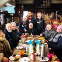 Прихожане храма святых Флора и Лавра поселка Хредино поздравили иерея Константина Бабина с 25-летием настоятельского служения