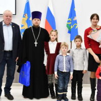 Семью священнослужителя Псковской епархии пригласили на открытие Года семьи в Псковском районе