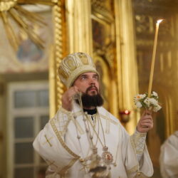 Митрополит Арсений возглавил всенощное бдение в Свято-Успенском Псково-Печерском монастыре