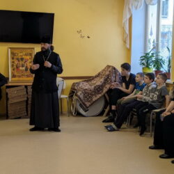 Настоятель храма и сестры милосердия принесли радость праздника в  детский дом