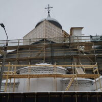 На барабане купола храма святителя Николая (со Усохи) начались работы по вычинке разрушенного камня