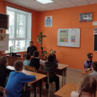 Клирик храма святого князя Александра Невского провел беседу с учениками Москвинской школы