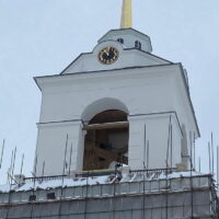На колокольне Свято-Троицкого кафедрального собора началось устройство ограждения кровли
