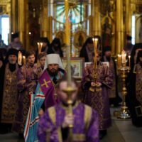 Накануне Недели Торжества Православия митрополит Арсений возглавил всенощное бдение в Псково-Печерском монастыре