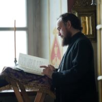 В первый день Великого поста митрополит Арсений молился за великопостным богослужением в Псково-Печерском монастыре