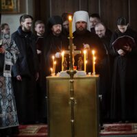 Во второй день Великого поста митрополит Арсений молился за великопостным богослужением в Псково-Печерском монастыре