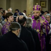 Накануне Недели 2-й Великого поста митрополит Арсений возглавил всенощное бдение в Псково-Печерском монастыре