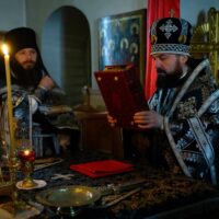 Митрополит Арсений совершил Литургию Преждеосвященных Даров в Мирожском монастыре