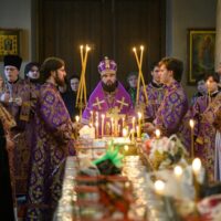 В субботу 2-й седмицы Великого поста митрополит Арсений совершил Божественную Литургию в Псково-Печерском монастыре