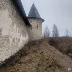 Специалисты АНО «Возрождение» анонсировали скорую установку кованых ворот Изборской башни Псково-Печерского монастыря