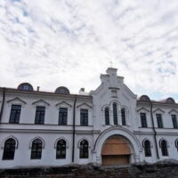 Завершается реставрация Надвратного корпуса на Архиерейском подворье Псковского Епархиального управления