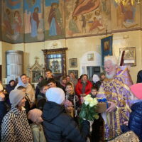 Воспитанники Воскресной школы Любятовского храма поздравили своего настоятеля с днем рождения
