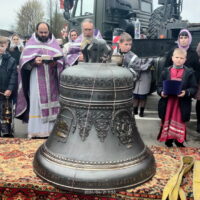В Свято-Троицком соборе города Острова освятили и подняли на колокольню новый главный колокол храма