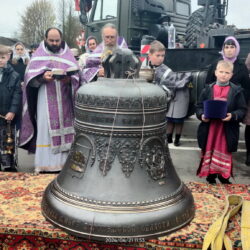 В Свято-Троицком соборе города Острова освятили и подняли на колокольню новый главный колокол храма