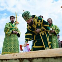 Митрополит Арсений совершил чин основания храма святых Жен-Мироносиц в поселке Тямша Псковского района