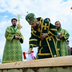 Митрополит Арсений совершил чин основания храма святых Жен-Мироносиц в поселке Тямша Псковского района