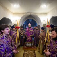 Митрополит Арсений совершил Литургию Преждеосвященных Даров в Никольском соборе поселка Старый Изборск