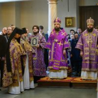 Митрополит Арсений и архиепископ Матфей совершили Божественную Литургию в Псково-Печерском монастыре