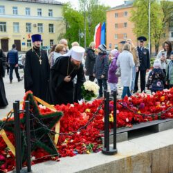 В День Победы митрополит Арсений возложил цветы к могиле Неизвестного солдата