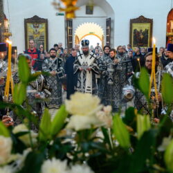 В канун Великой Субботы Митрополит Арсений совершил утреню с чином погребения в Свято-Троицком кафедральном соборе