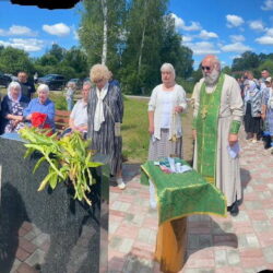 В День памяти и скорби благочинный Плюсского района совершил чин освящения стелы памяти