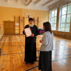 Настоятель храма Тихвинской иконы Божией Матери получил благодарственное письмо от педагогического коллектива Родинской школы