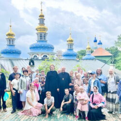 Прихожане храма святых мучеников Флора и Лавра посетили Псково-Печерский монастырь