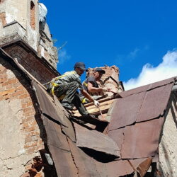 В храме святых Космы и Дамиана поселка Гвозднo начались противоаварийные работы