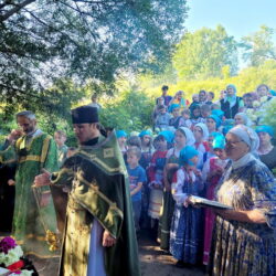 В день памяти преподобного Серапиона Изборского на месте подвигов святого было совершено праздничное богослужение