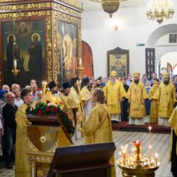 В празднование Собора Псковских святых митрополит Арсений совершил Божественную Литургию в Свято-Троицком кафедральном соборе