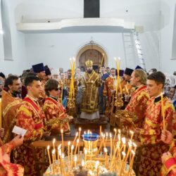 В день памяти святых Царственных страстотерпцев митрополит Арсений возглавил престольное торжество в одноименном храме города Дно