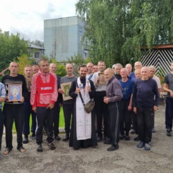 Клирик храма Архангела Михаила города Дно посетил постояльцев психоневрологического интерната