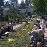 Воспитанники Воскресной школы Псково-Печерского монастыря приняли участие в украшении дорожки из цветов к главному празднику обители