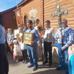 Престольный праздник отметили в храме Успения Божией Матери поселка Струги Красные