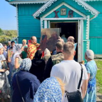 Престольный праздник отметили в храме святых мучеников Флора и Лавра поселка Хредино