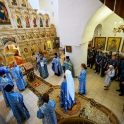 В день прославления иконы Пресвятой Богородицы “Неопалимая Купина” митрополит Матфей совершил молебен в храме Богоявления (с Запсковья) и чин освящения техники Министерства по чрезвычайным ситуациям Псковской области