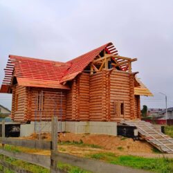 В поселке Тямша началось возведение кровли на строящемся храме